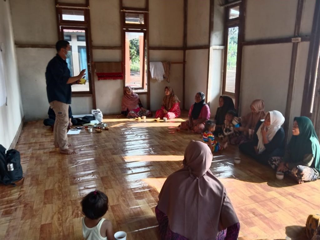 A focus group discussion with a women’s farmer group in Korek village, Kubu Raya district