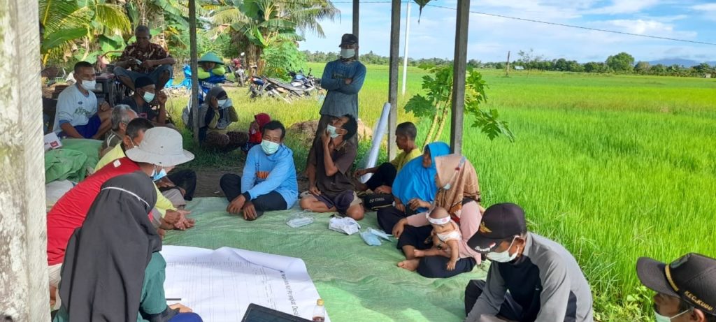 Discussion with farmer group members in Sungai Terus village, Kubu Raya district, on improving access to Five Livelihood Capitals topic, which developed rice cultivation with a direct seed planting system (tabela)